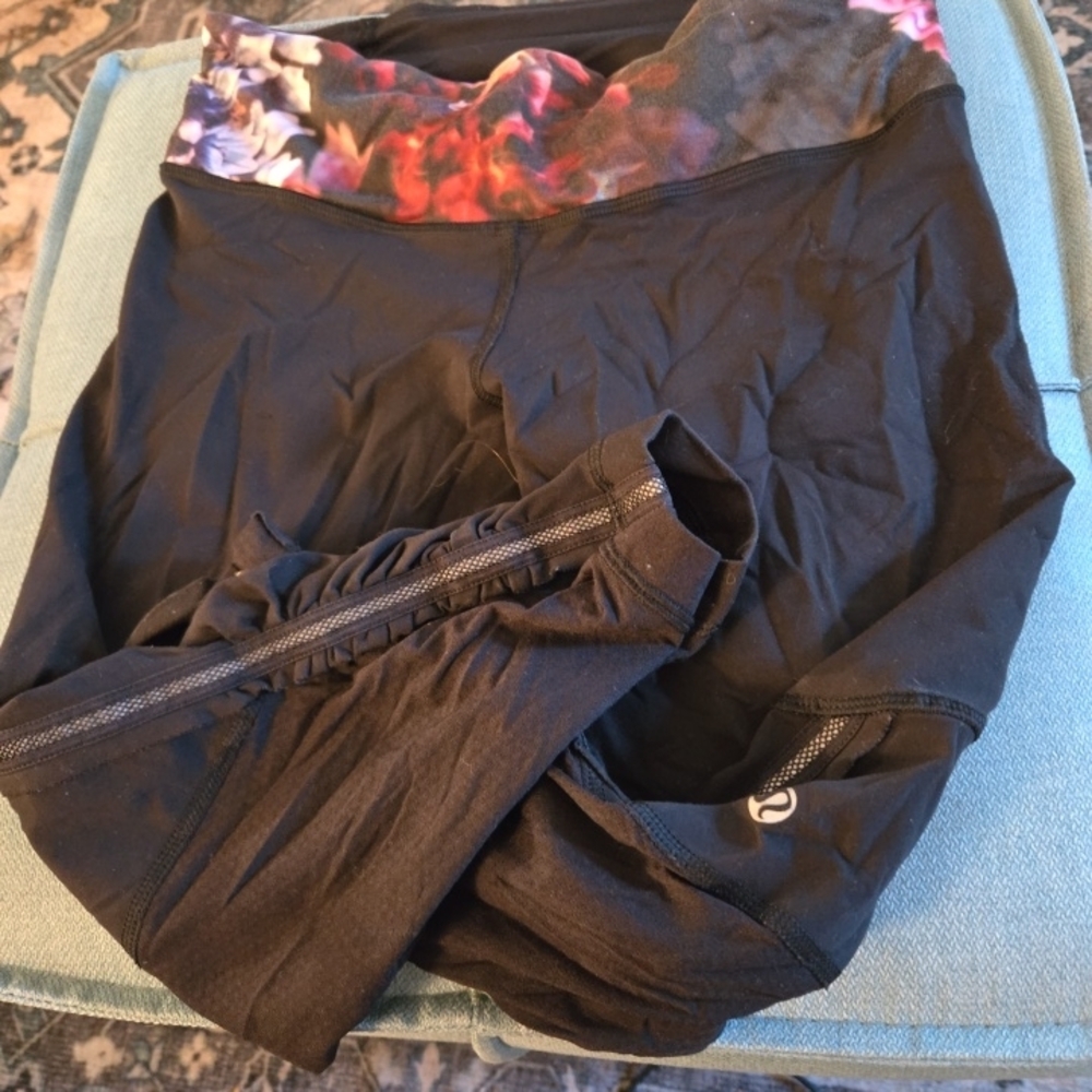 lululemon athletica Black Capri Leggings‎ with Floral Waistband, Sz 6